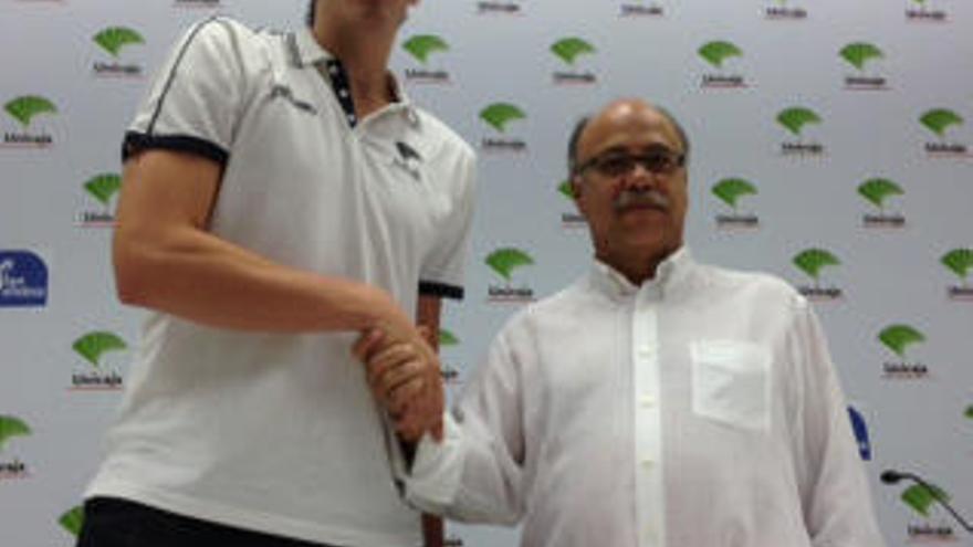 Carlos Suárez y Eduardo García, en 2013, cuando firmó su primer contrato con el Unicaja.