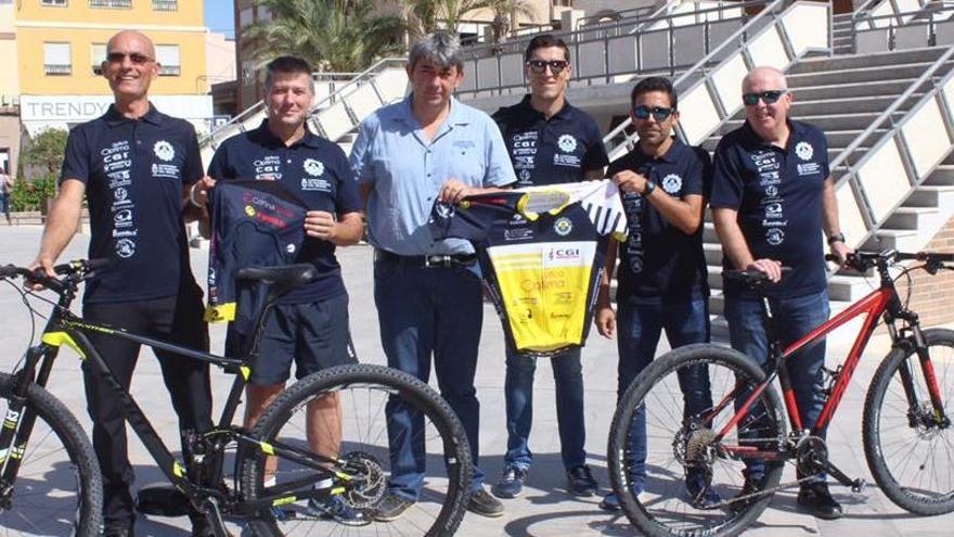 Policías y ciclistas en Guardamar del Segura