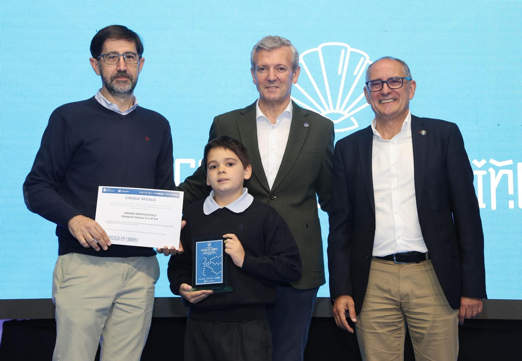 Alejandro Parada recolle o seu premio polo debuxo «Yendo hacia Santiago».
