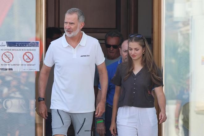 FOTOS | La Princesa Leonor sorprende al acudir con el Rey Felipe a la Copa del Rey de vela