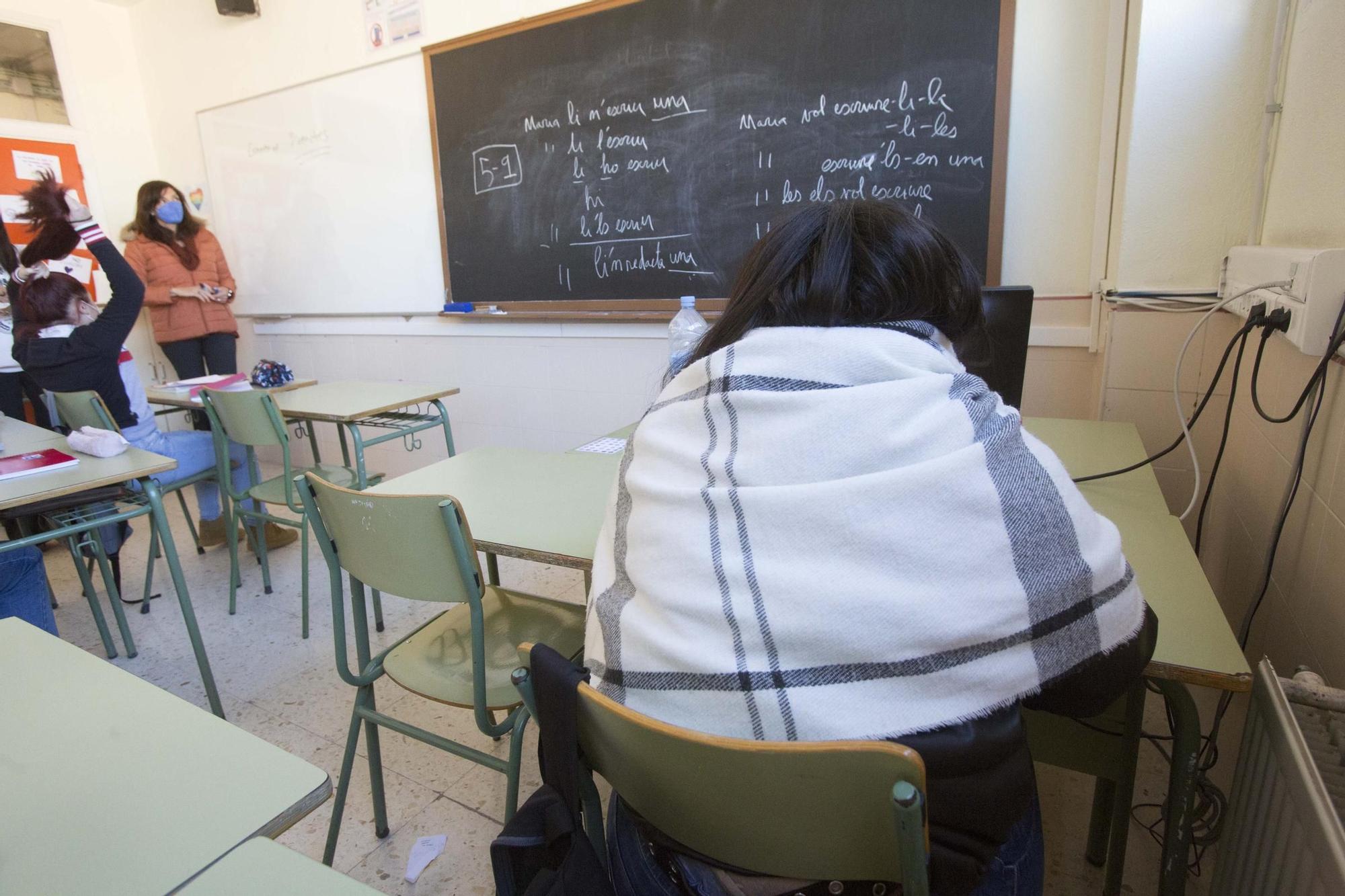 Alumnos del IES. Canavilles de Alicante se abrigan durante las clases