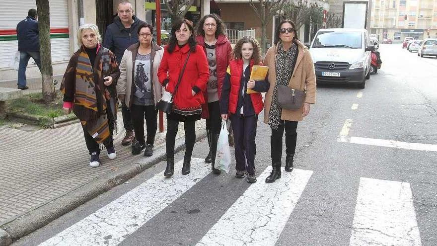 Un grupo de residentes de la Avenida de Portugal, ayer, en el paso de peatones del número 109, donde urgen mayor seguridad. // Iñaki Osorio