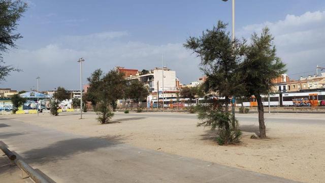 Aspecte actual de l’antic aparcament de la platja de Badalona, tancat des del 23 de juny. | EDU GIL
