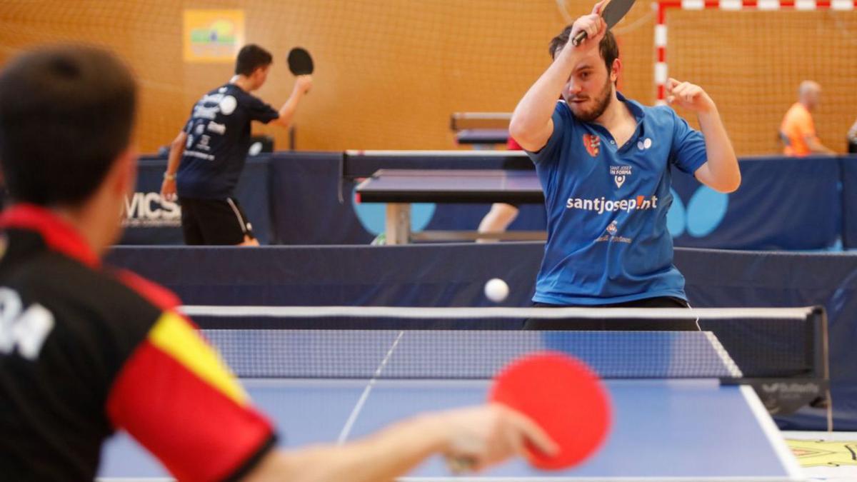 Partido de veteranos entre Javi Morillo y José R. Martín, campeón a la postre.  | FOTOS: JUAN A. RIERA