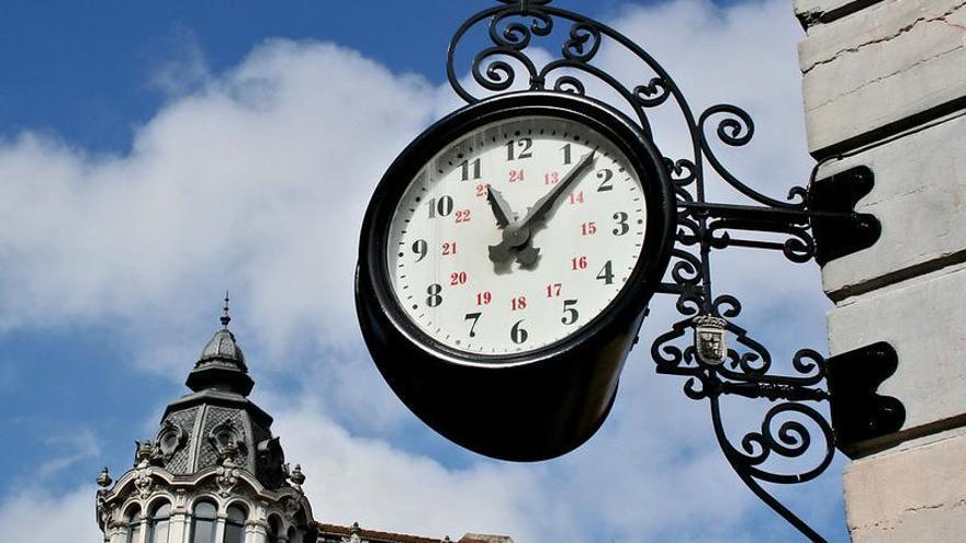 Reloj adosado en una fachada.