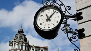 Reloj adosado en una fachada.