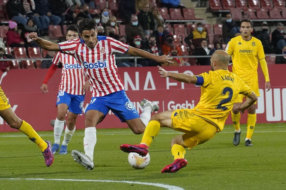 Terrats, playing with Girona against Alcorcón, in his first professional campaign.