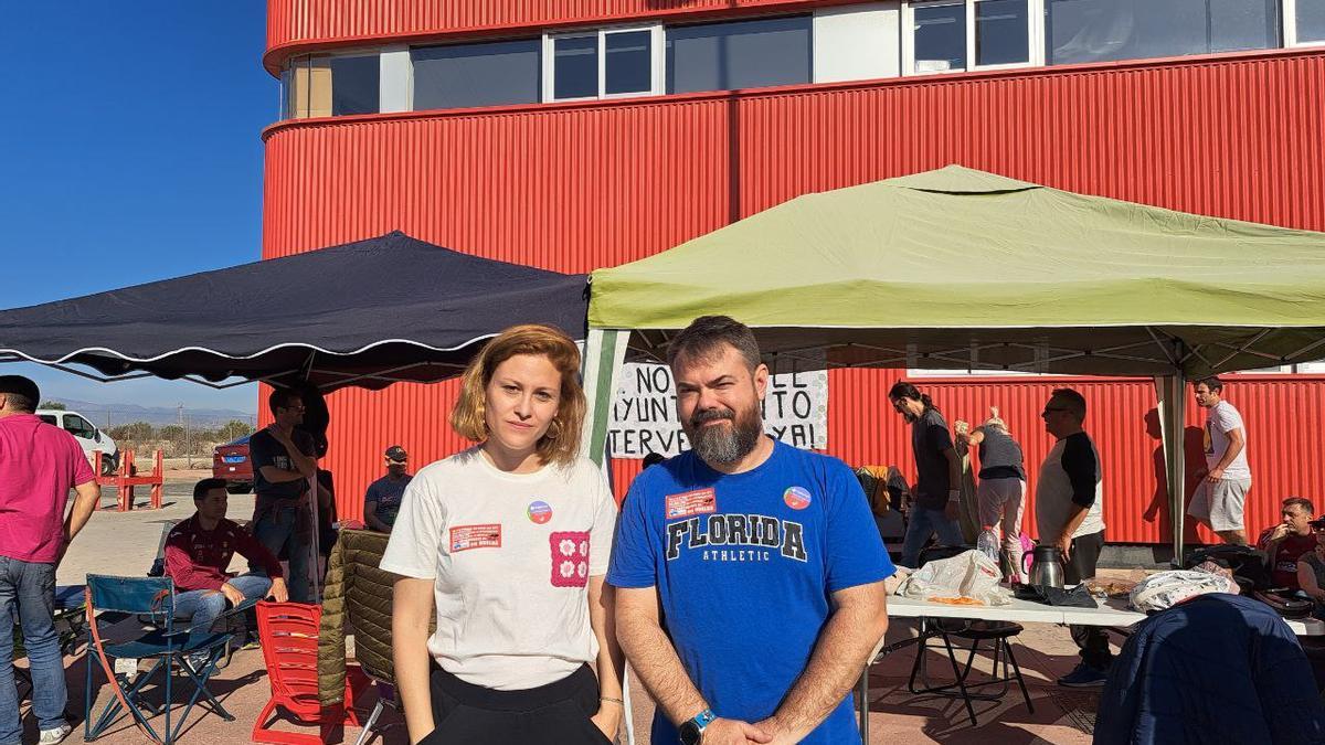 Elvira Medina y John David Babyack han estado esta mañana con los trabajadores de los 'coloraos' de Murcia.