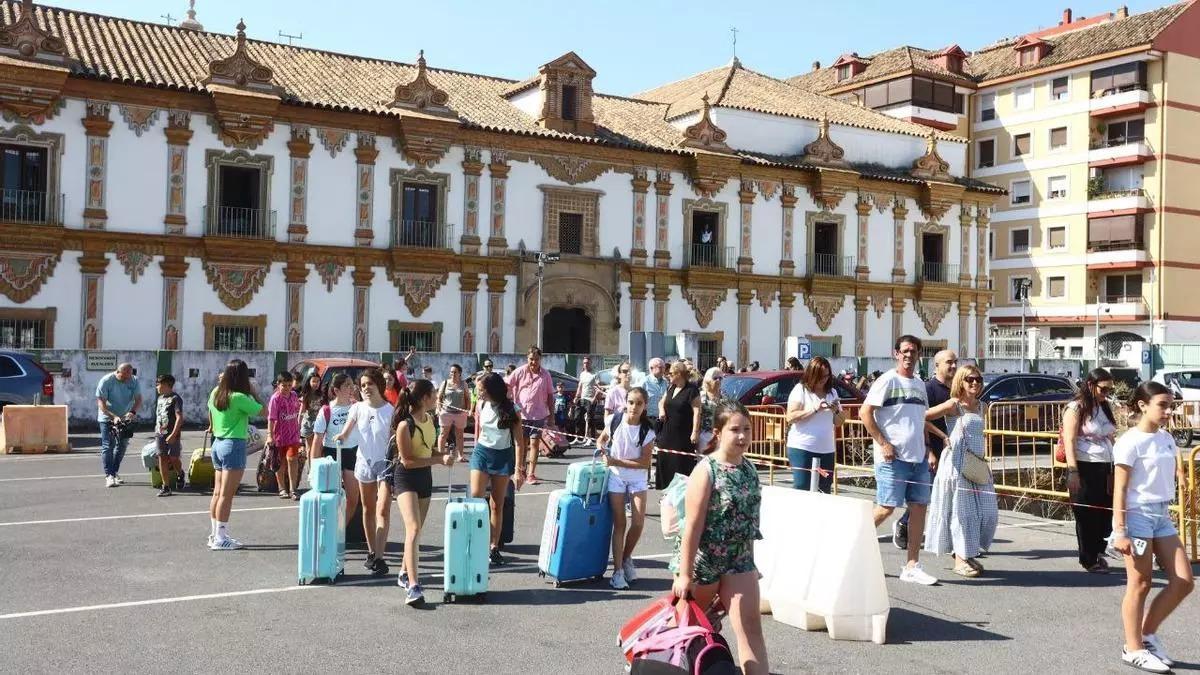Niños de uno de los turnos de los campamentos de Cerro Muriano se dirigen al autobús, en una edición anterior.