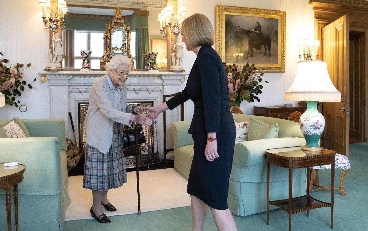 La reina Isabel II da la bienvenida a Liz Truss durante una audiencia en Balmoral, Escocia, Gran Bretaña, el 06 de septiembre de 2022.