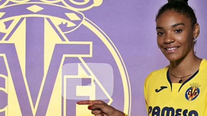 La jugadora el día que fue presentada con el Villarreal.
