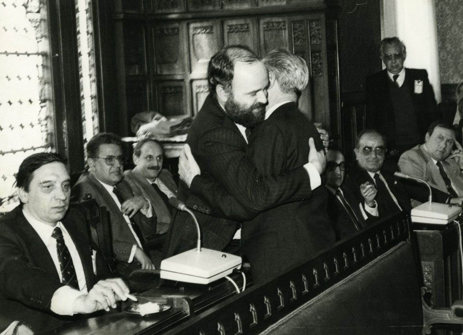 Emilio García-Pumarino abraza a Rafael Fernández, en presencia del diputado de AP Juan Luis de la Vallina, flanqueado por Rafael Calvo Ortega e Isidro Fernández Rozada.