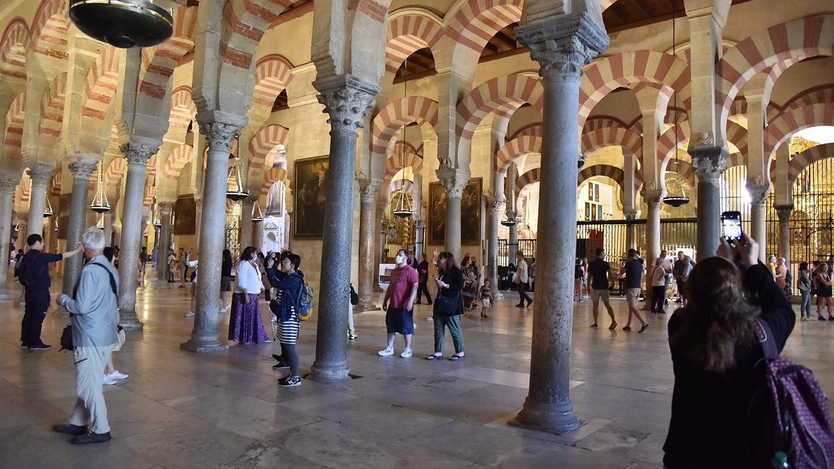 Turistas en el interior de la Mezquita-Catedral de Córdoba.