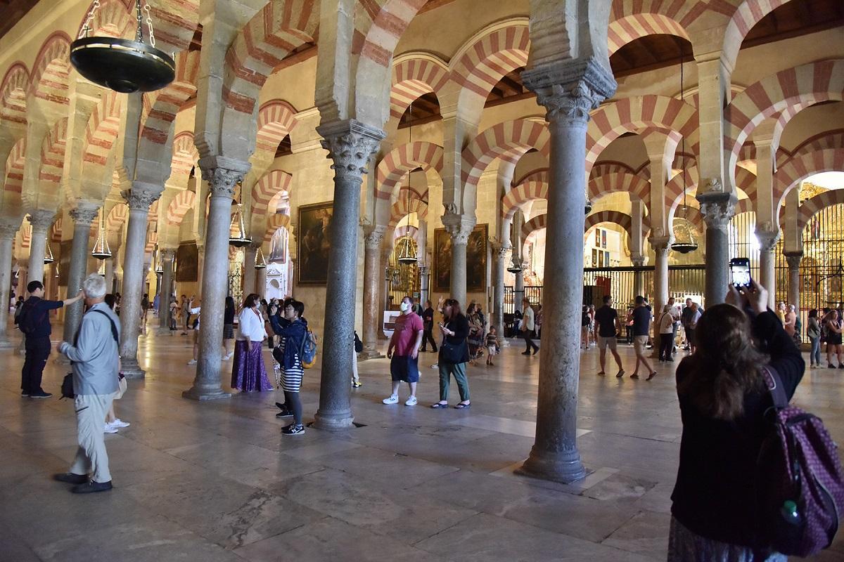 Turistas en el interior de la Mezquita-Catedral de Córdoba.