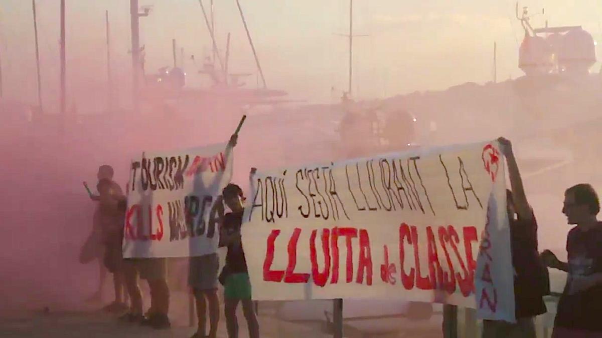 Así fue la protesta de Arran contra la masificación turística en la Lonja de Palma en julio de 2017