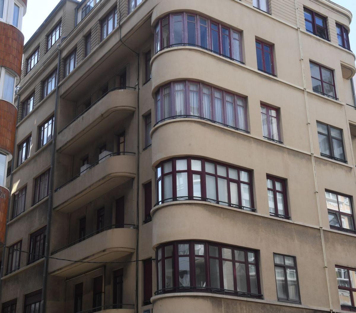 Detalle de los balcones de la casa Formoso, de estilo racionalista.   | // CARLOS PARDELLAS