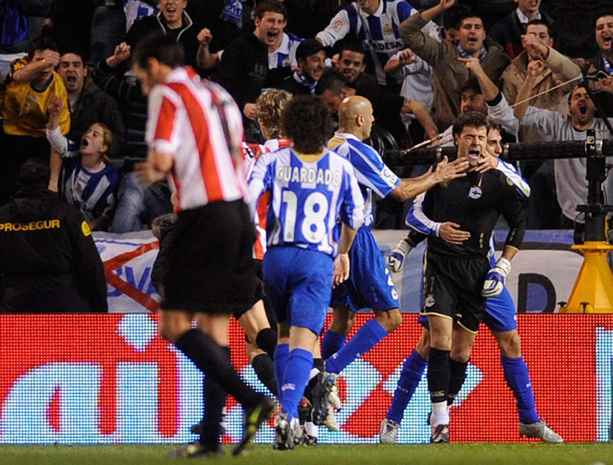Los jugadores del Deportivo abrazan a Aranzubia tras detener un penalti contra el Athletic en 2008.