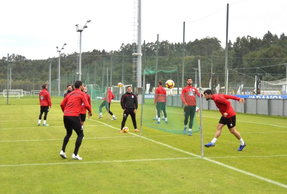 Sebastián Dubarbier se ejercitó con el grupo en la primera parte de la sesión programada esta mañana en Abegondo para continuar preparando el partido del sábado ante el Oviedo.