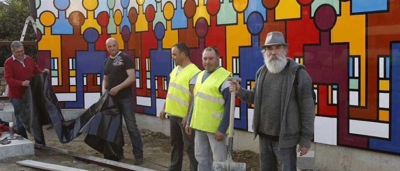 Nelson Villalobos, ante su mural, que colocan los operarios en la nueva plaza de Martínez Garrido. // Lores