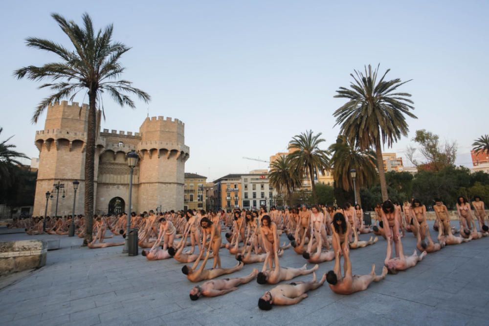 Spencer Tunick desnuda a 2.000 personas en València frente a las Torres de Serranos