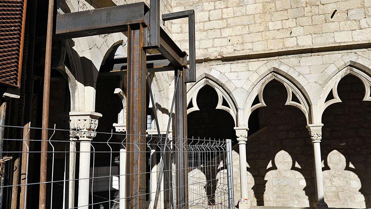 La part del claustre de Sant Domènec que es va esfondrar, està actualment apuntalada.  | ANIOL RESCLOSA