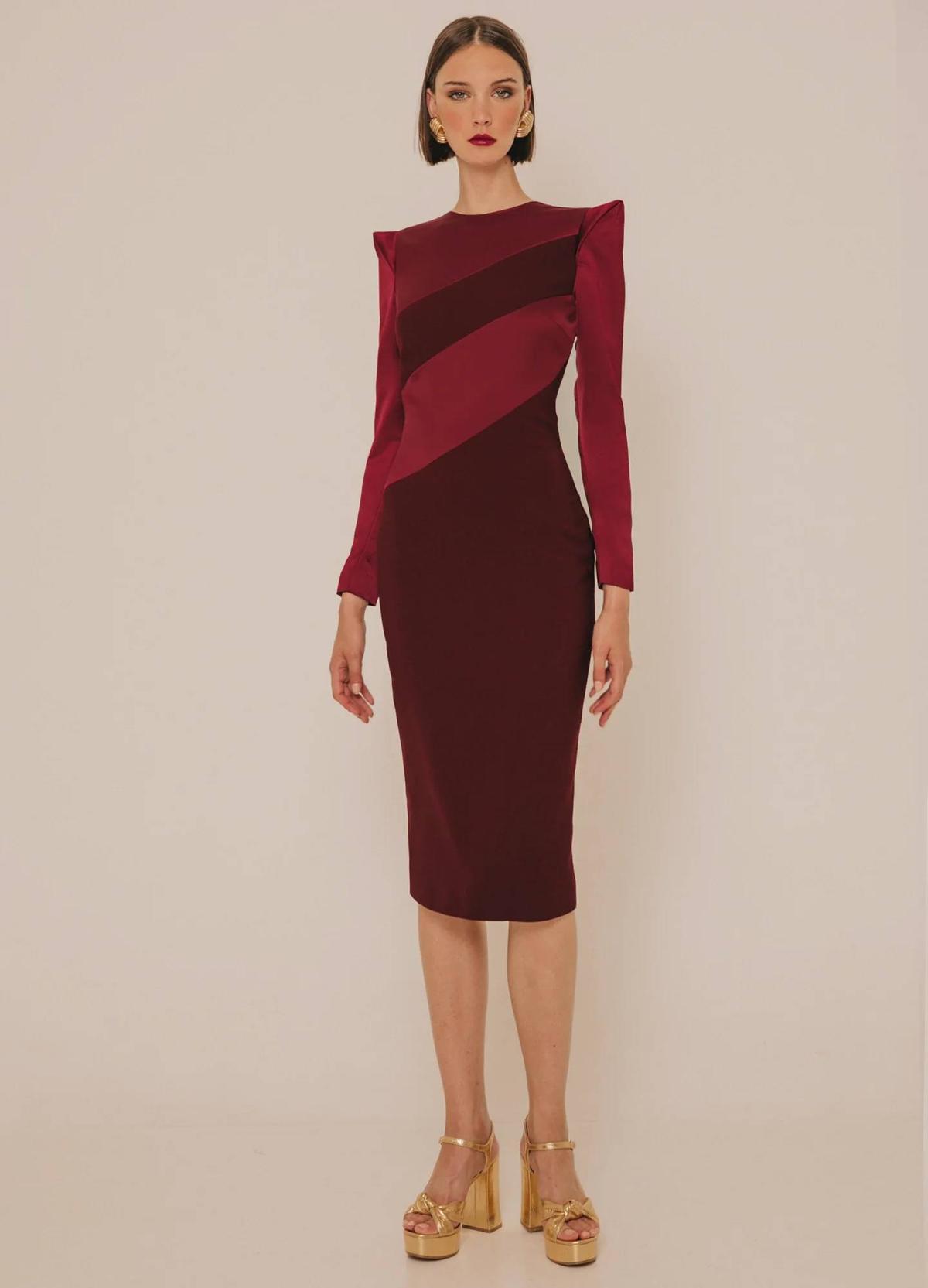 Vestido de corte midi entallado con hombreras, manga larga y cuello a la caja.