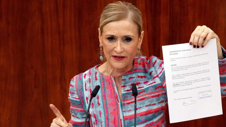 Cifuentes muestra un documento de su máster en la Asamblea de Madrid.