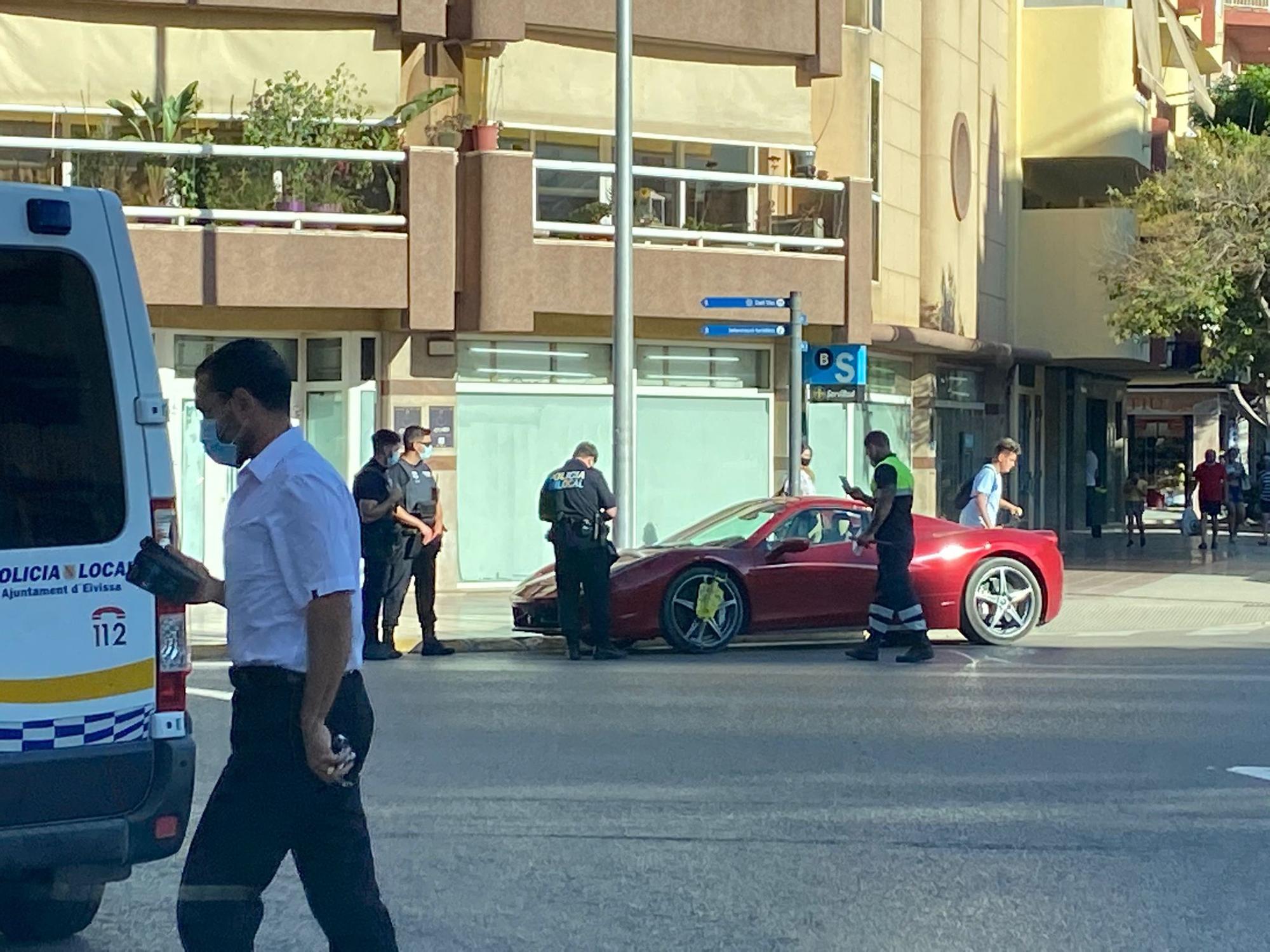 Cepo y multa a un Ferrari en Ibiza