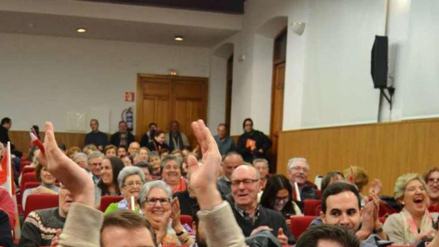 De la Rocha y Tudanca aplauden al inicio del mitin del PSOE.