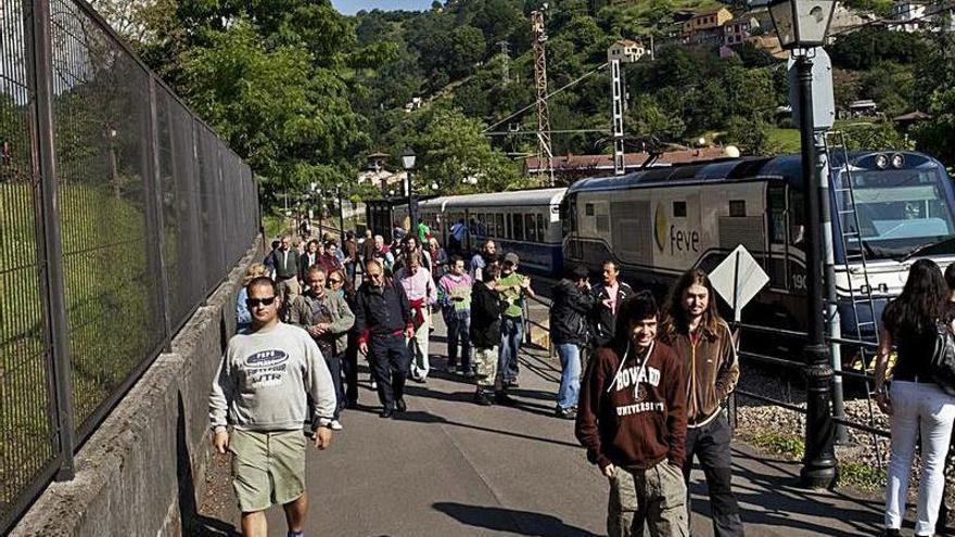 Viajeros del Tren de la Biosfera, en el apeadero de San Vicente, durante una edición pasada. | Fernando Rodríguez