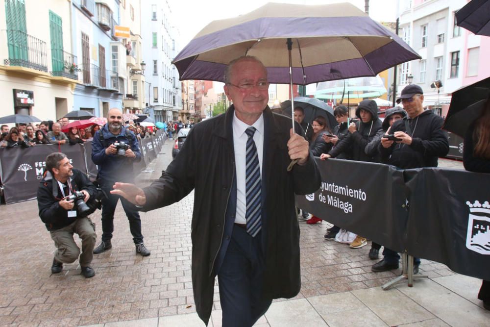 Las imágenes de una descafeinada, por la lluvia, primera alfombra roja del Festival en la que representantes políticos se mezclaron con los actores y directores protagonistas del certamen