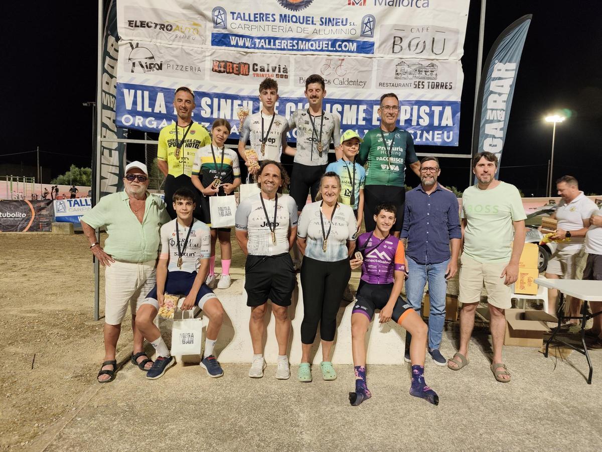 Los mejores posan en el podio en Sineu.