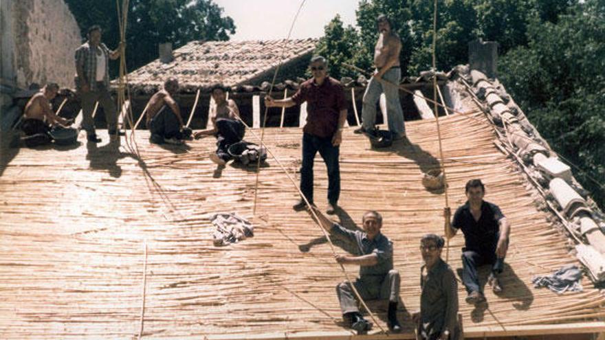 En esta foto de 1980 se ve como voluntarios del pueblo trabajan en el mantenimiento de la ermita.