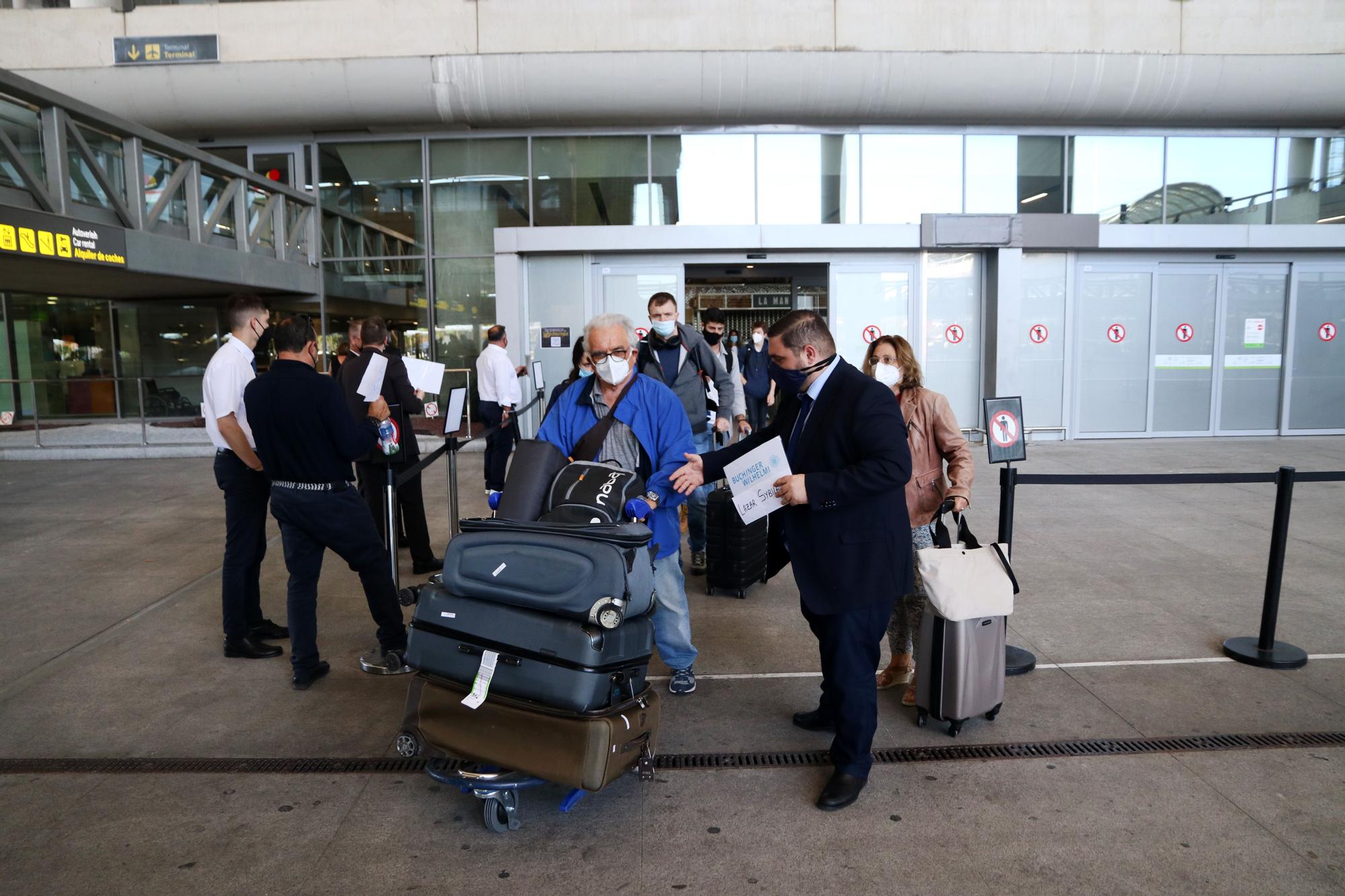 Turistas llegan al aeropuerto de Málaga el lunes 24 de mayo, tras relajarse las restricciones