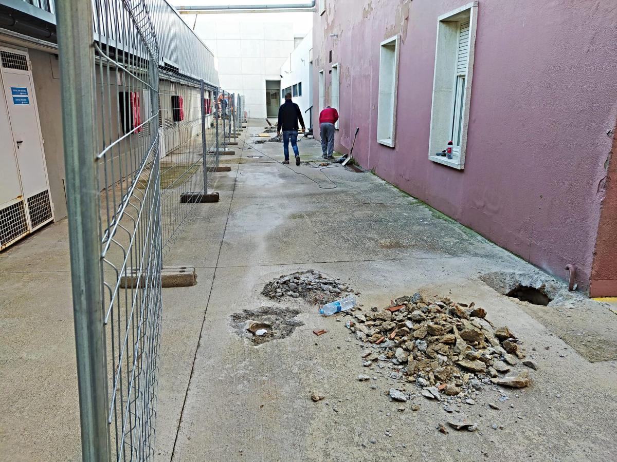 Obres del nou passadís cobert exterior.