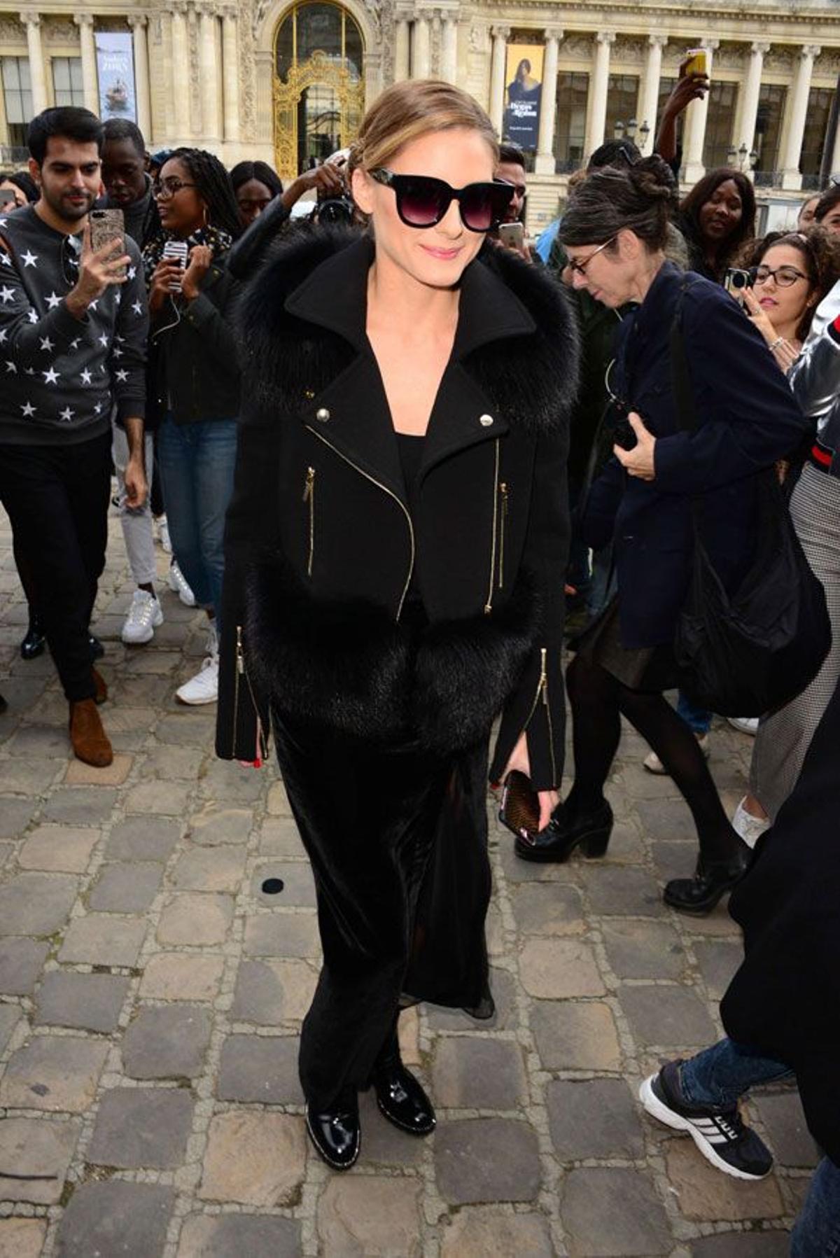 El look de Olivia Palermo con abrigo negro, falda de terciopelo y botas militares