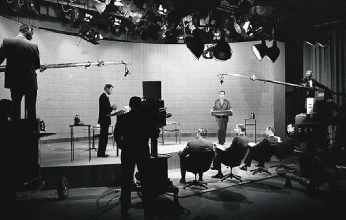 En campanya 8 Kennedy (esquerra) i Nixon en un dels quatre debats electorals televisats el 1960.