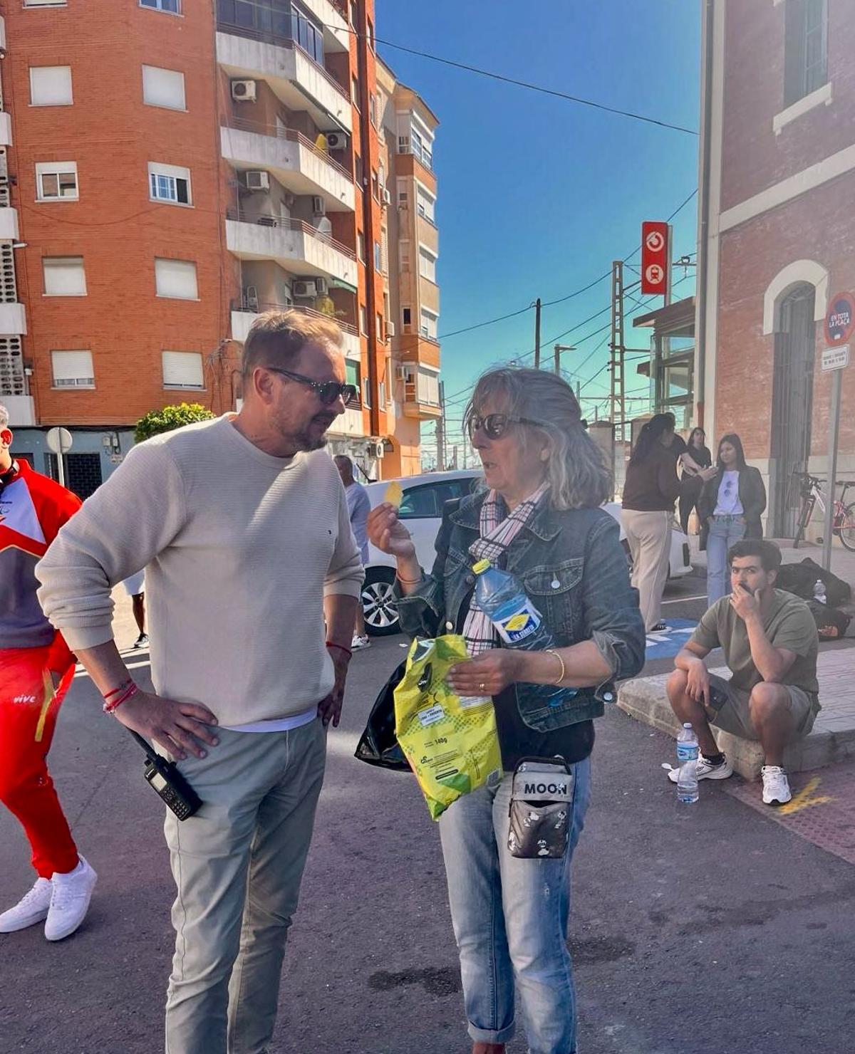 El alcalde charla con una de las viajeras afectadas