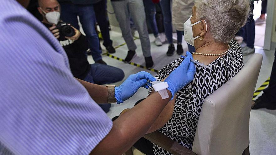 Una sanitaria vacuna a una mujer en la Residencia de Mayores Vista Alegre en Madrid.  | | LP/DLP