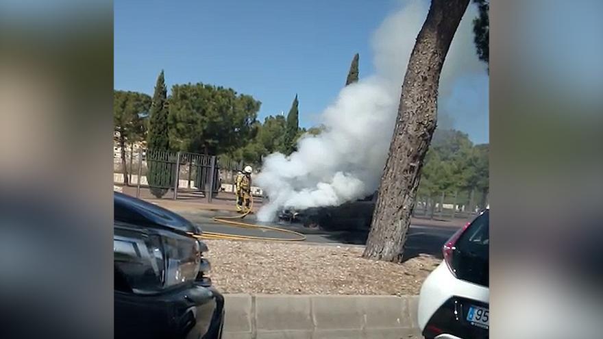Las llamas arrasan un coche que circulaba por la calle Jesús, en Palma