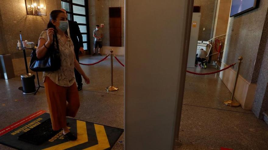 Vista de las nuevas medidas de seguridad en el Teatro Real.