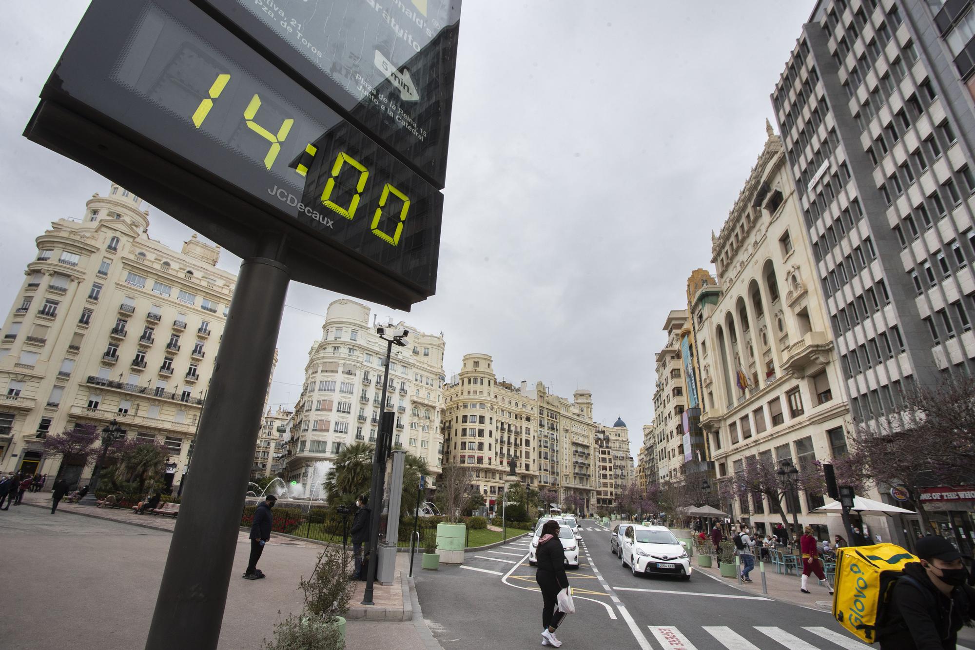 Así estaba en 2020 y así estaba hoy la plaza del Ayuntamiento a la hora de la "mascletà"