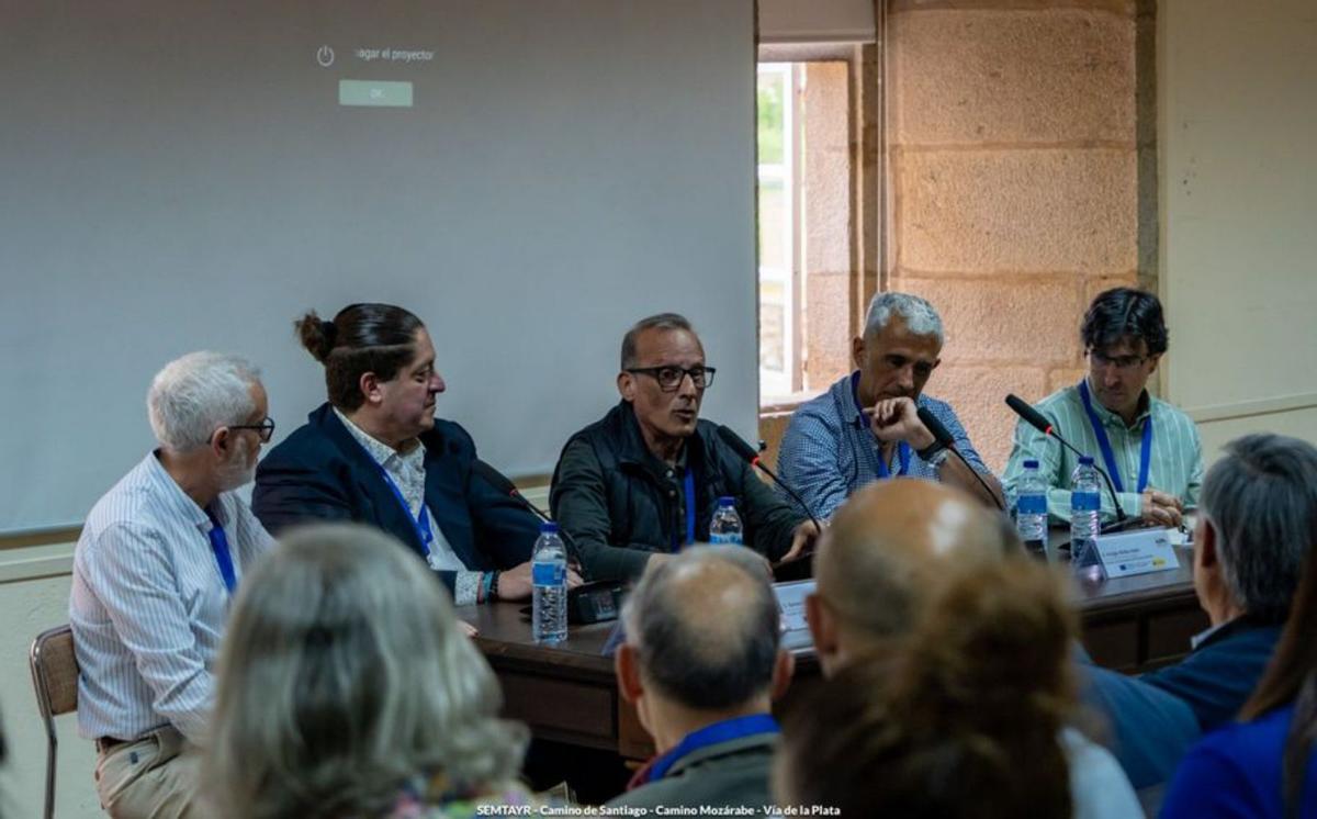 Ruibal (segundo por la izquierda) en la mesa redonda.