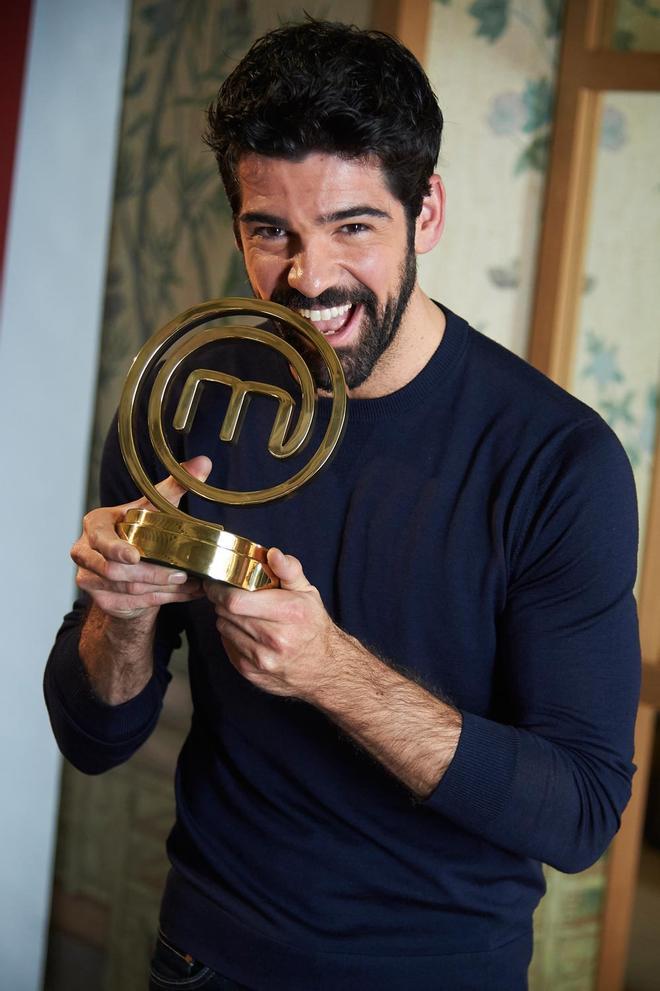 Miguel Ángel Muñoz con el premio de MasterChef