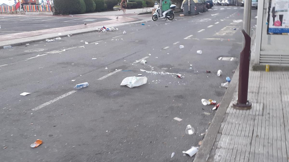 Imagen de los restos y desperdicios por la calzada, en la Avenida Montero Ríos a su paso por Banda do Río.