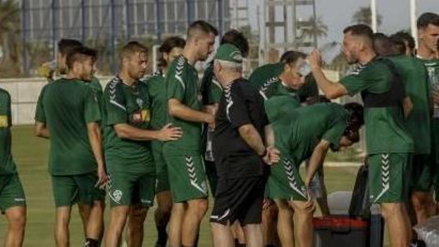 Los jugadores del Elche se refrescan durante uno de los primeros entrenamientos del curso.