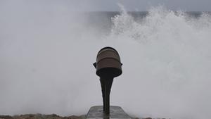 Archivo - Olas durante el frente meteorológico, a 23 de febrero de 2024, en A Coruña, Galicia (España).