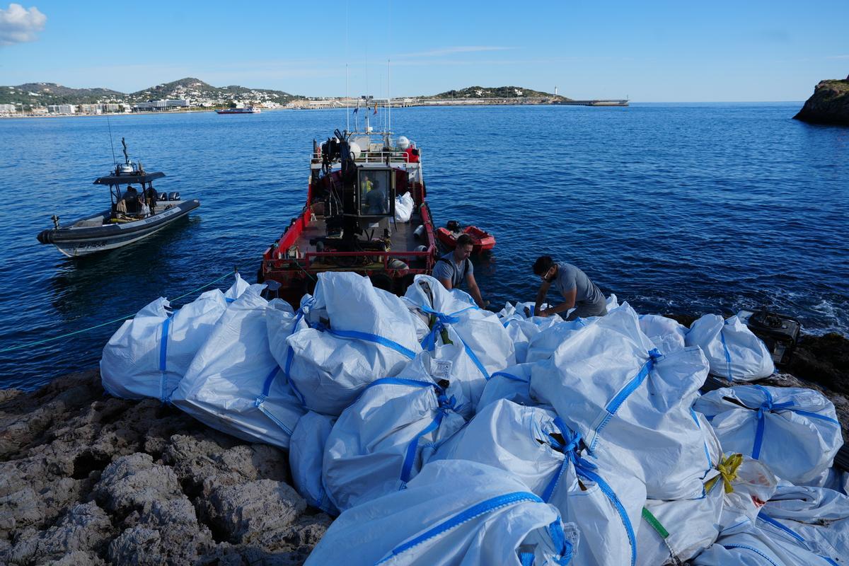 Retirada de los residuos en una barca