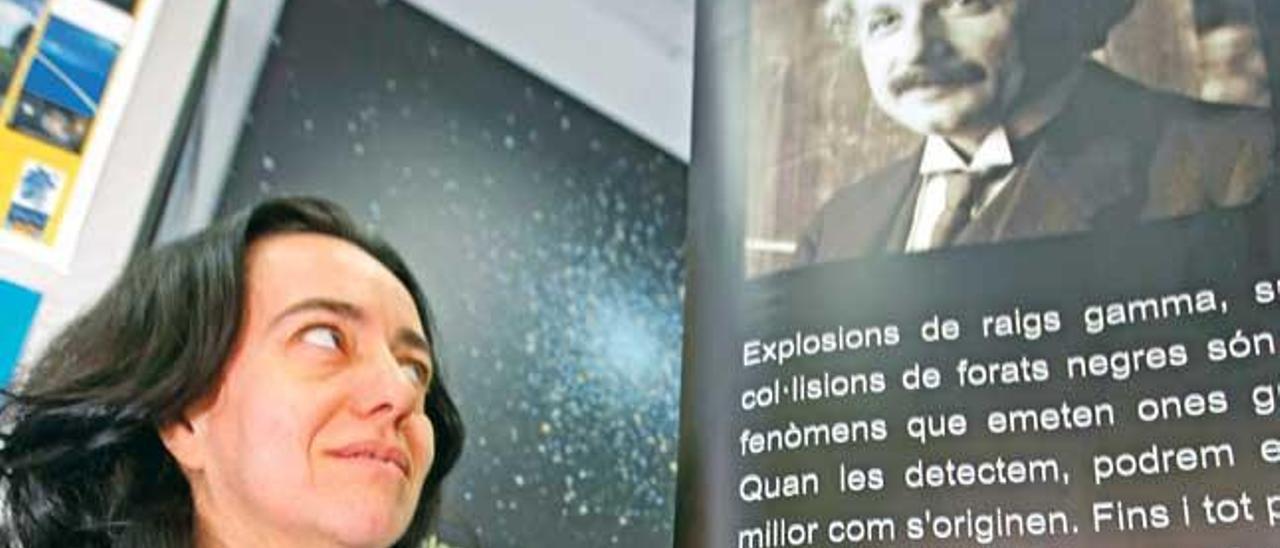 Síntes, junto a una imagen de Einstein en su despacho de la UIB.