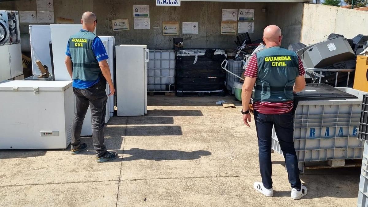 Agentes de la Guardia Civil en el lugar del robo.